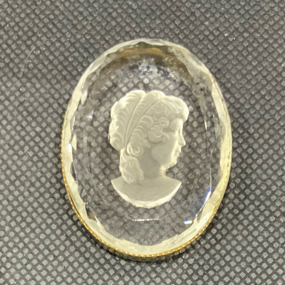Translucent cameo pendant